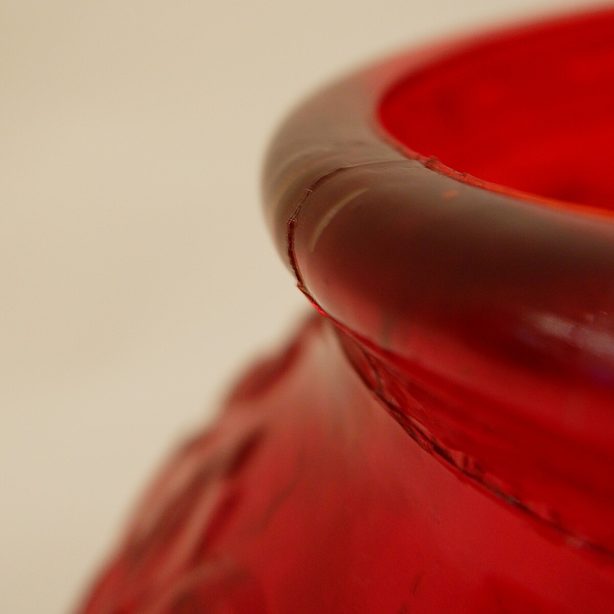 Large Art Deco vase, in red molded glass with floral pattern - Circa 1920.