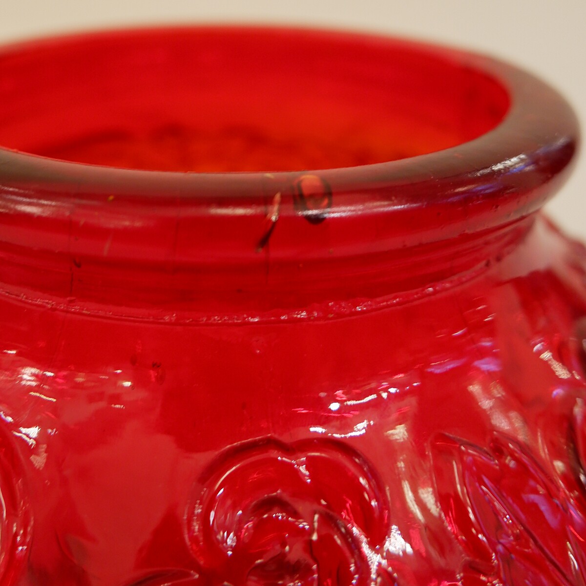 Large Art Deco vase, in red molded glass with floral pattern - Circa 1920.