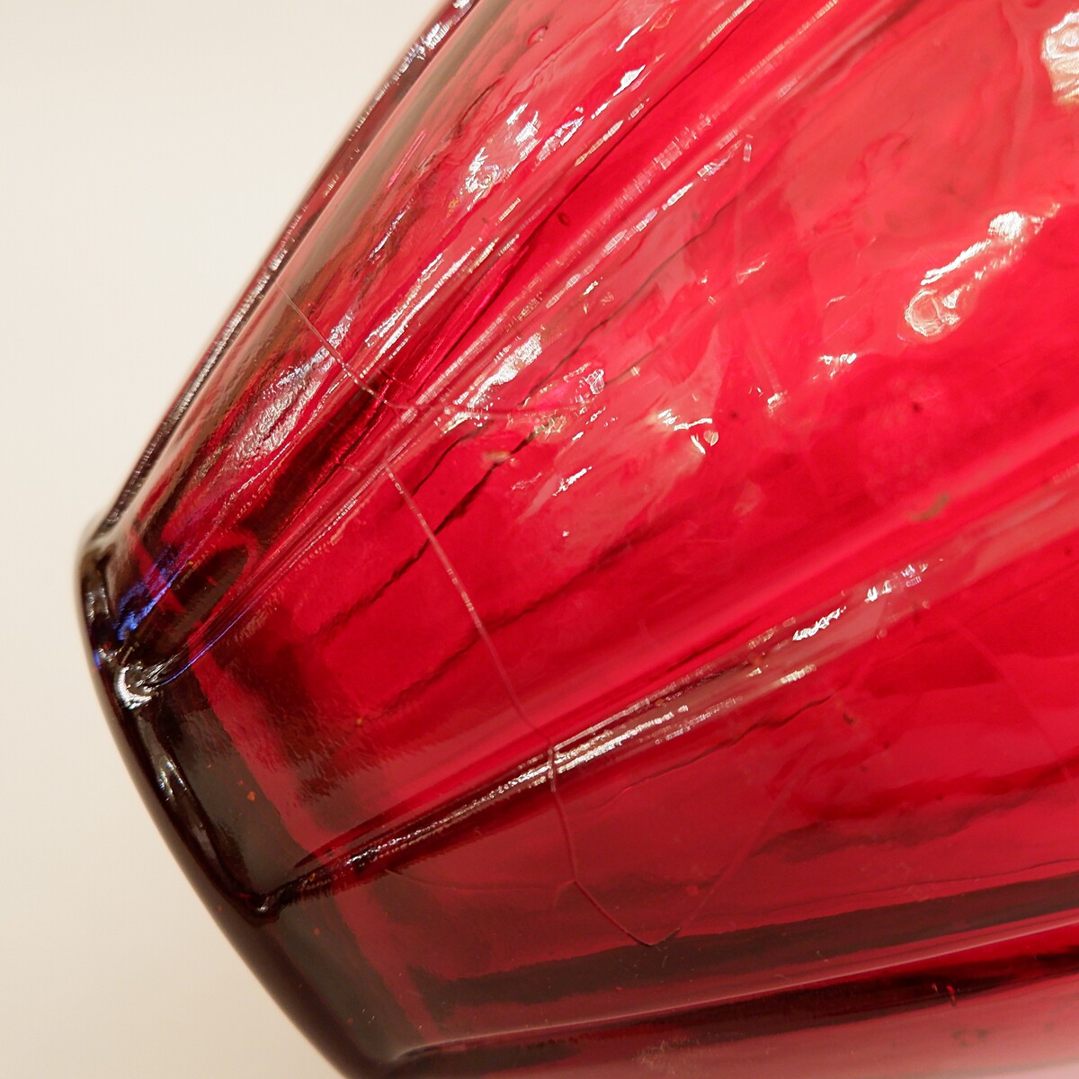 Large Art Deco vase, in red molded glass with floral pattern - Circa 1920.