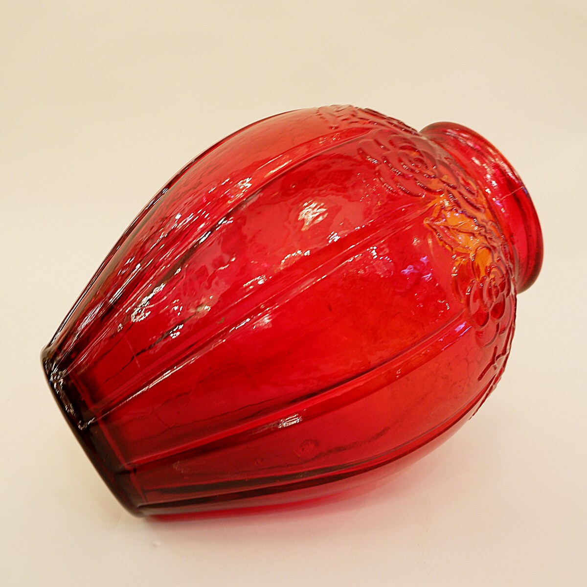 Large Art Deco vase, in red molded glass with floral pattern - Circa 1920.