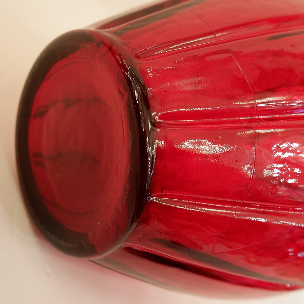 Large Art Deco vase, in red molded glass with floral pattern - Circa 1920.