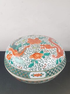 Large covered pot in polychrome Chinese porcelain, dragon decoration, early 20th century