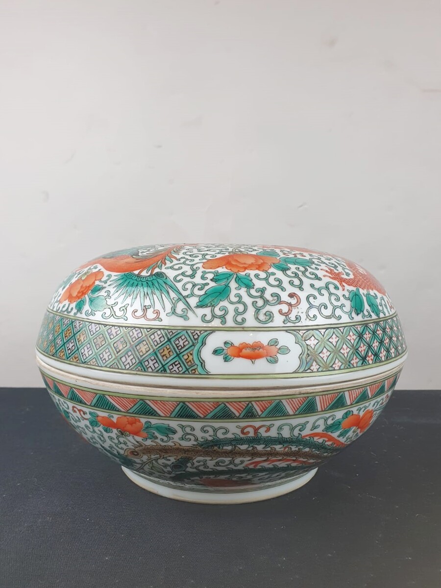 Large covered pot in polychrome Chinese porcelain, dragon decoration, early 20th century