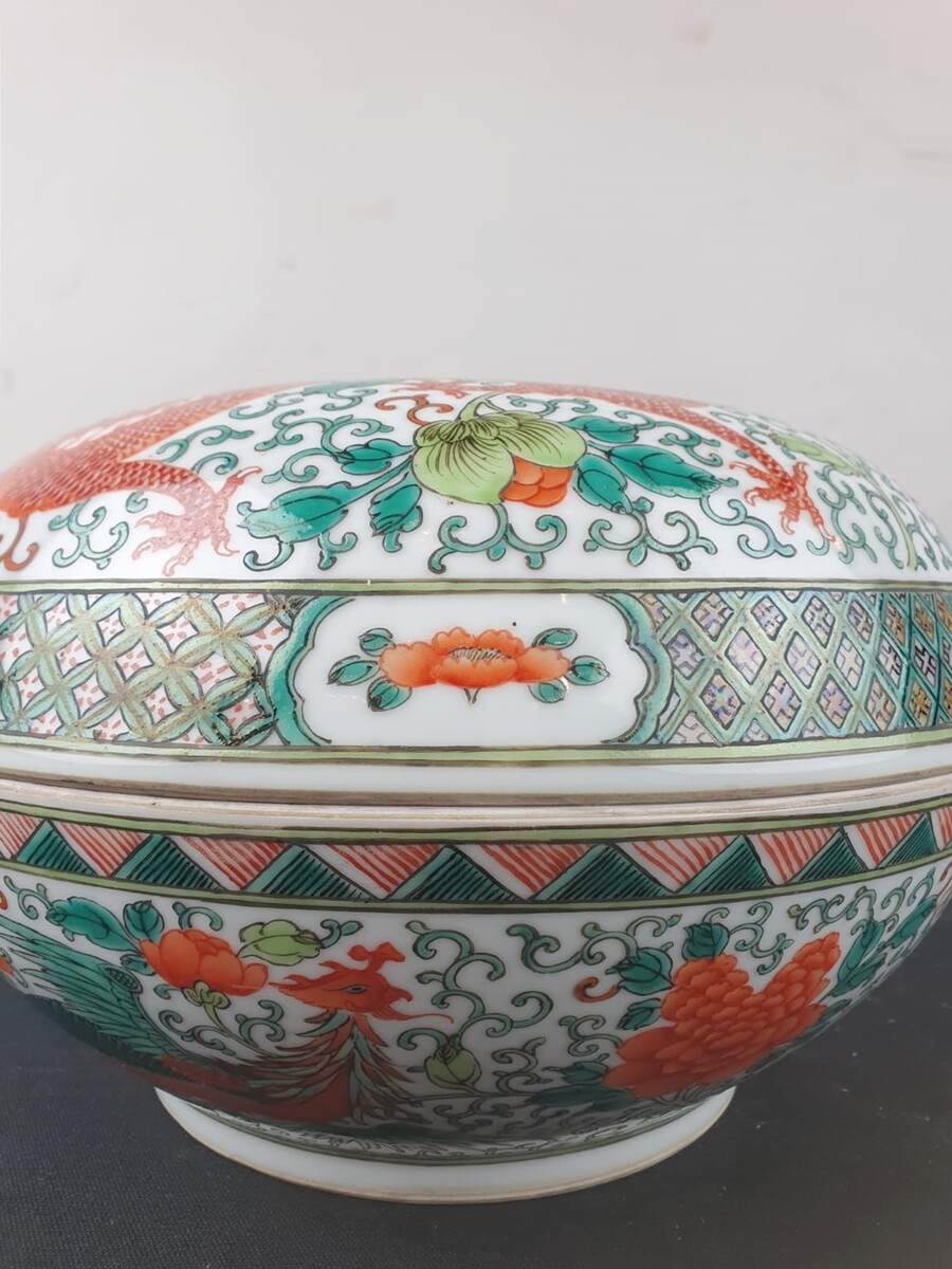 Large covered pot in polychrome Chinese porcelain, dragon decoration, early 20th century