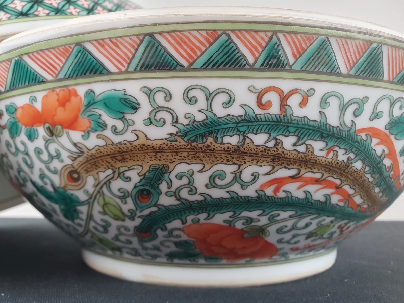 Large covered pot in polychrome Chinese porcelain, dragon decoration, early 20th century