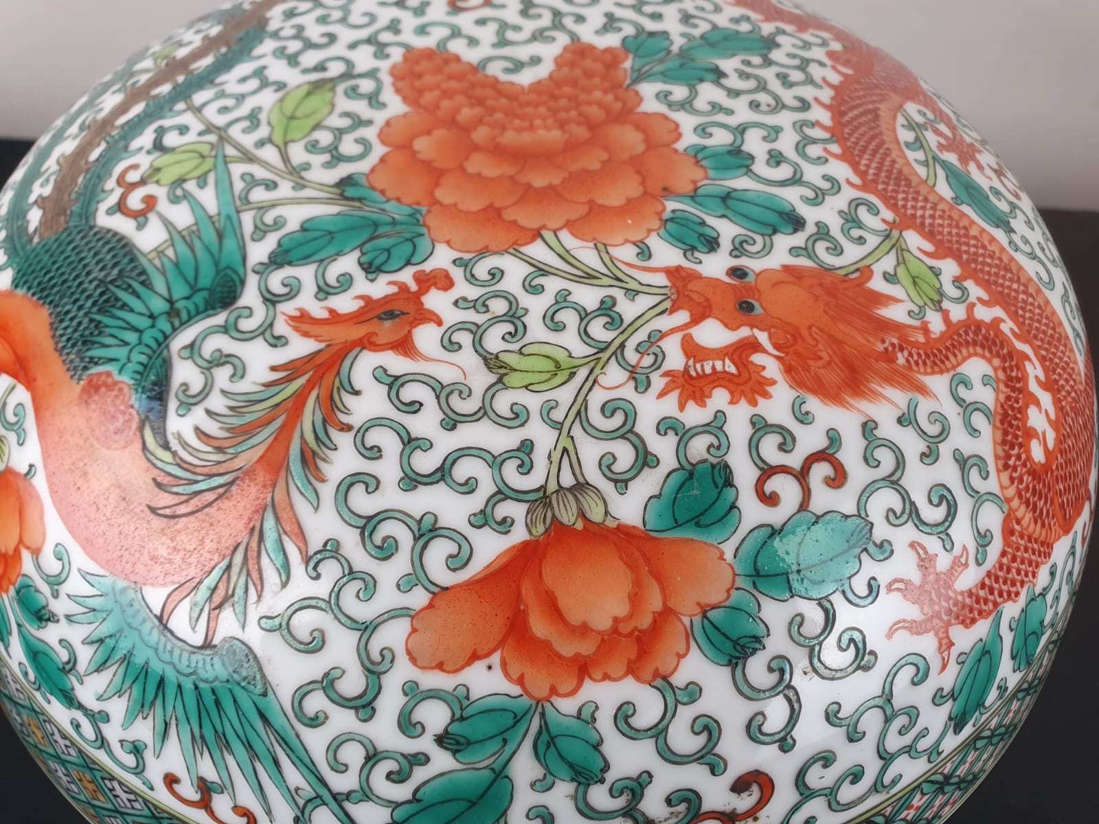 Large covered pot in polychrome Chinese porcelain, dragon decoration, early 20th century