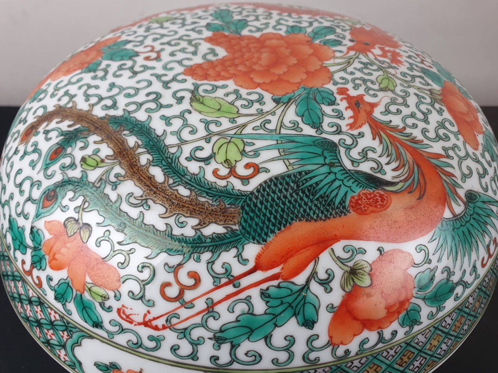 Large covered pot in polychrome Chinese porcelain, dragon decoration, early 20th century