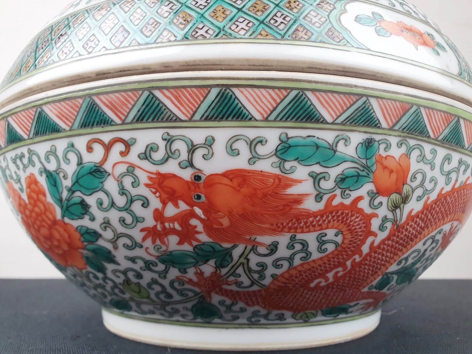 Large covered pot in polychrome Chinese porcelain, dragon decoration, early 20th century