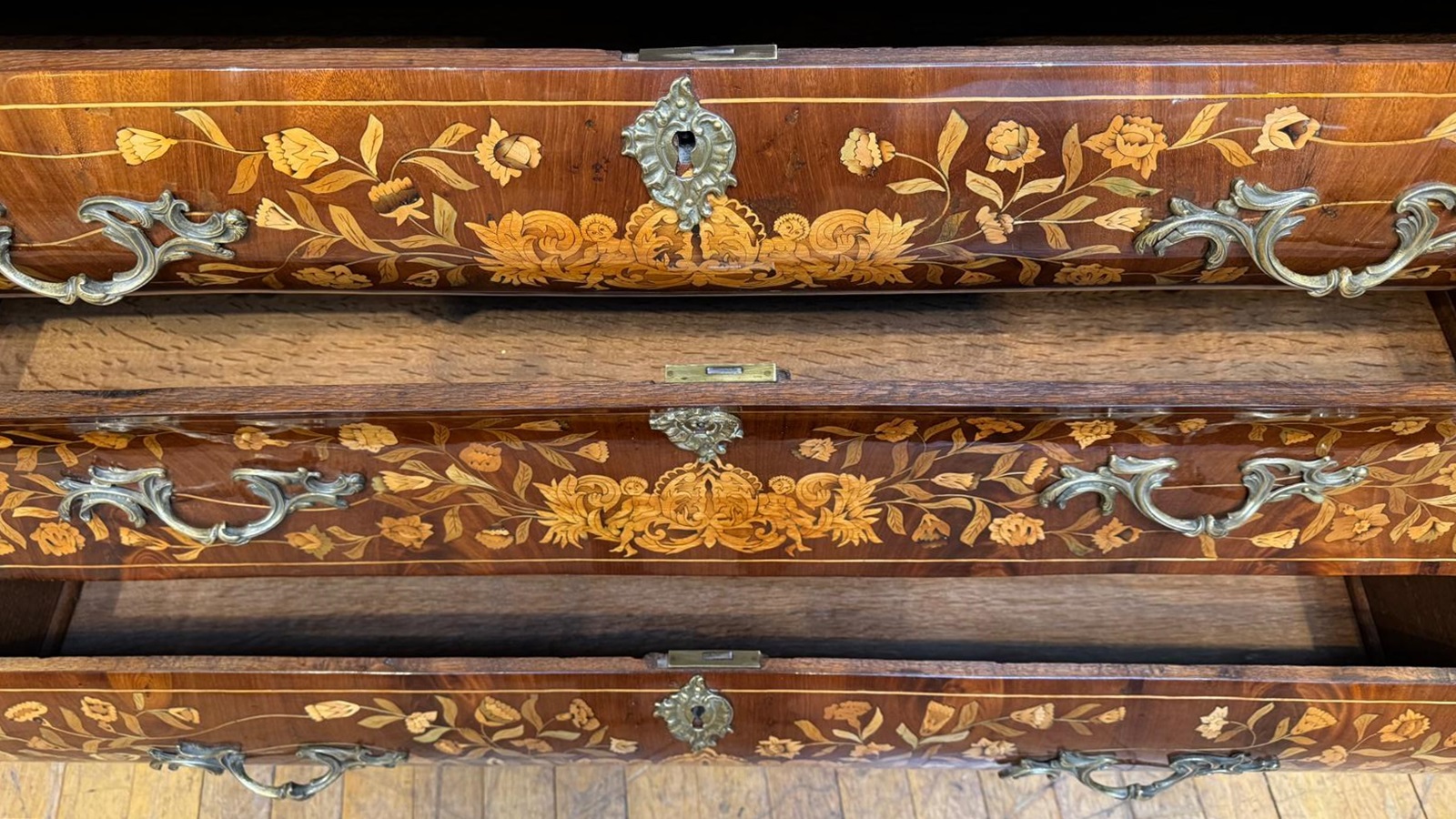 Large double-body Dutch display case - 19th century - model making with floral decorations made from different types of wood