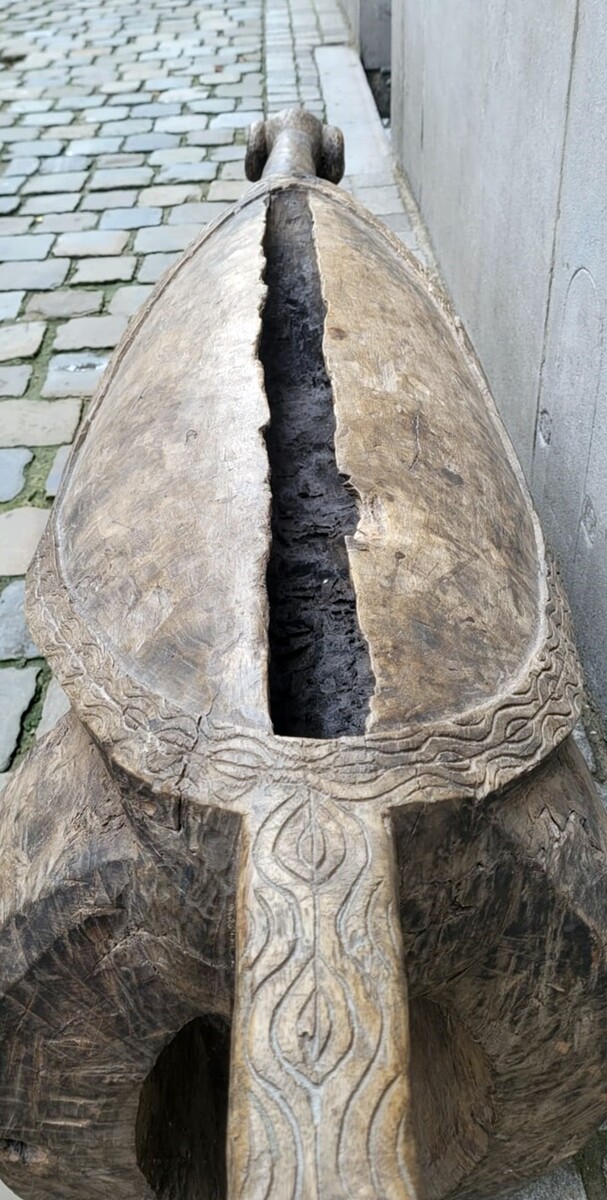 Large slit drum with antelope head on four legs - semi-circular - Congo early 20th century