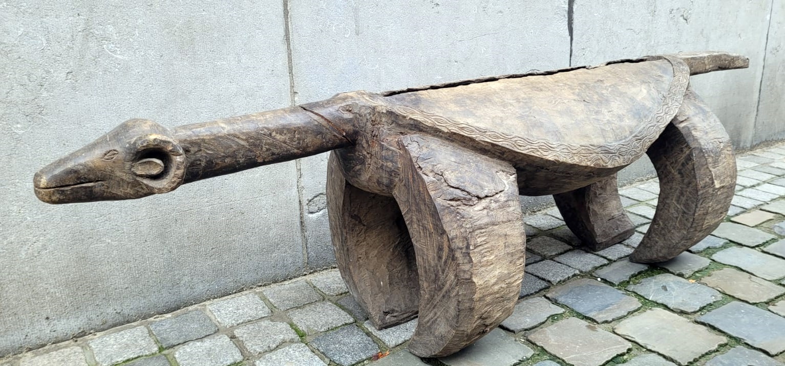 Large slit drum with antelope head on four legs - semi-circular - Congo early 20th century