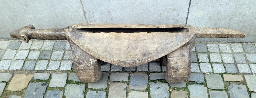 Large slit drum with antelope head on four legs - semi-circular - Congo early 20th century