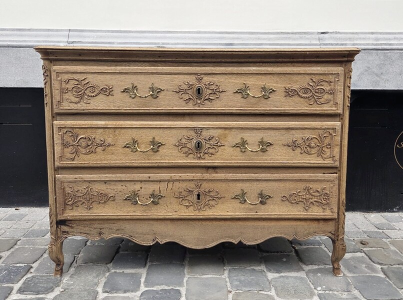 Louis XV style chest of drawers in carved oak, 19th century