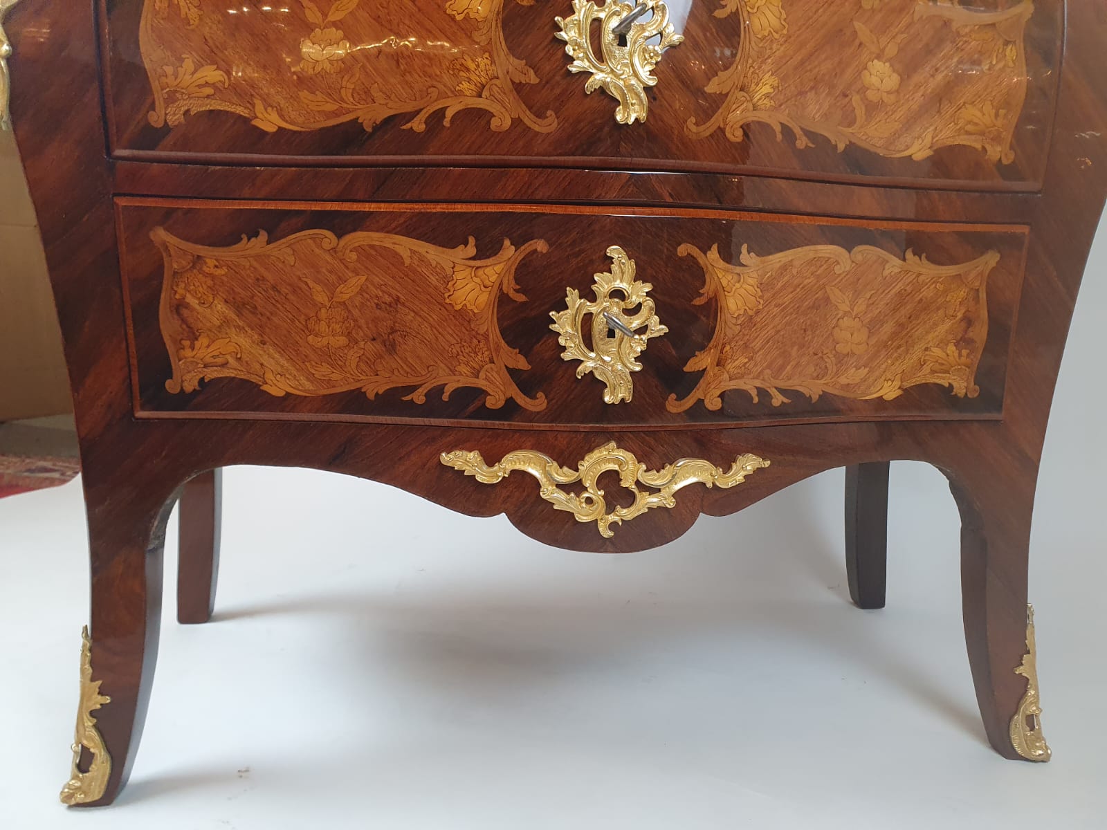 Louis XV style chest of drawers inlaid with rosewood and fruitwood