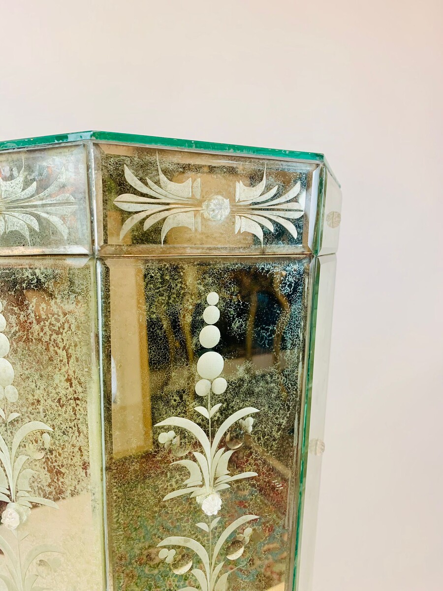 mirrored and engraved glass column