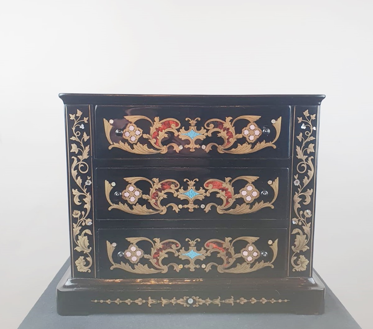 Napoleon III master chest of drawers 