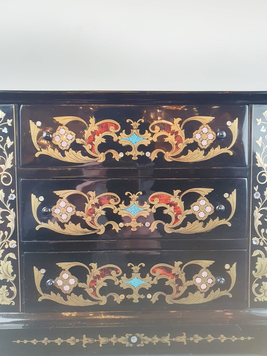 Napoleon III master chest of drawers 