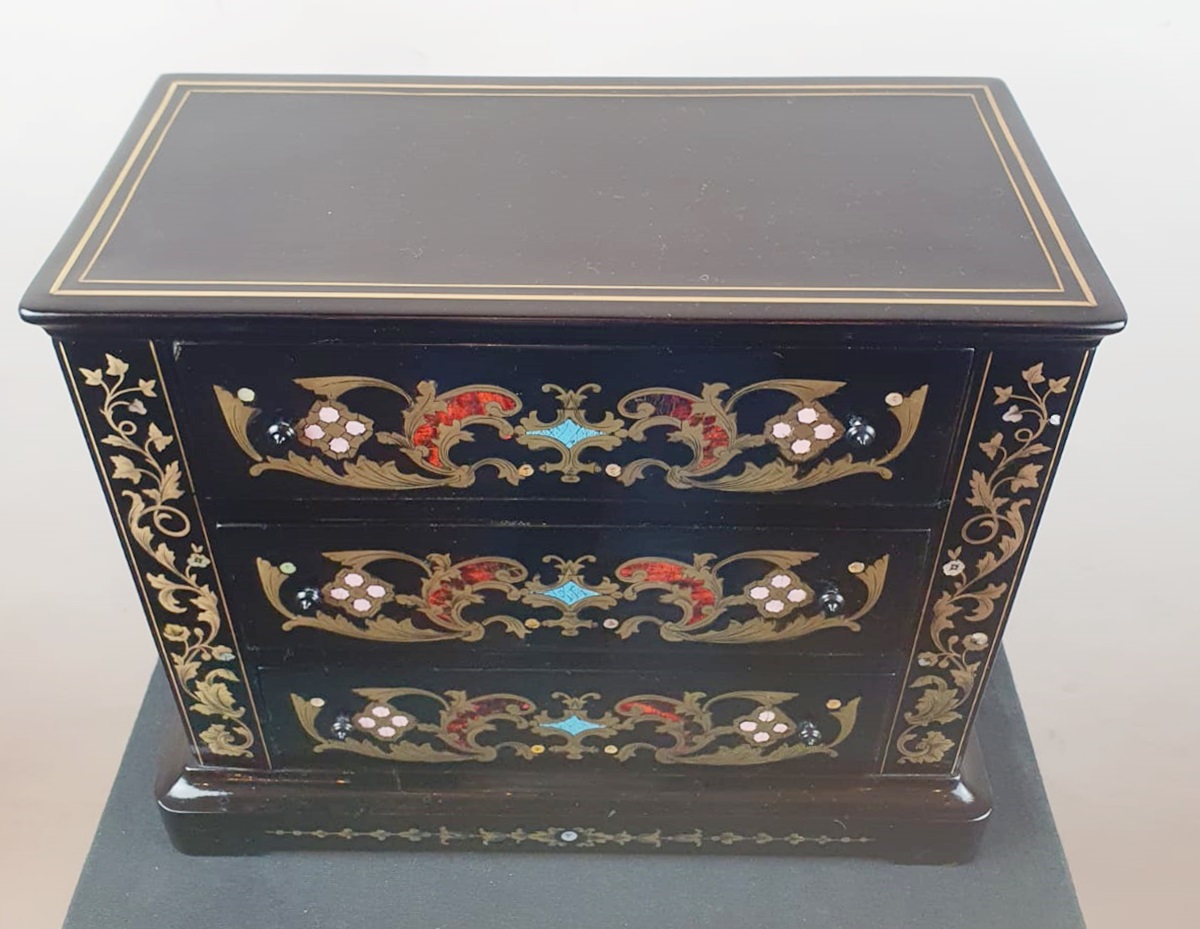 Napoleon III master chest of drawers 