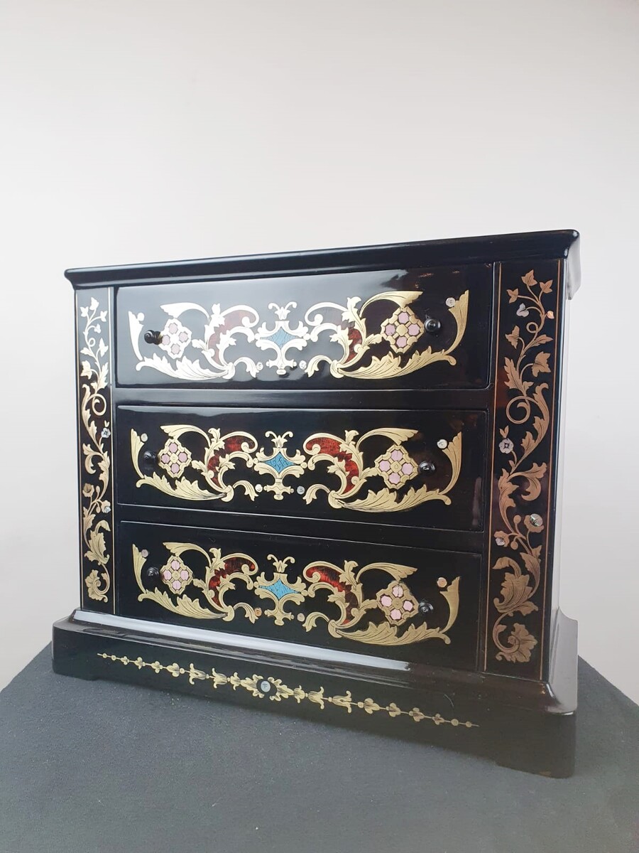 Napoleon III master chest of drawers 