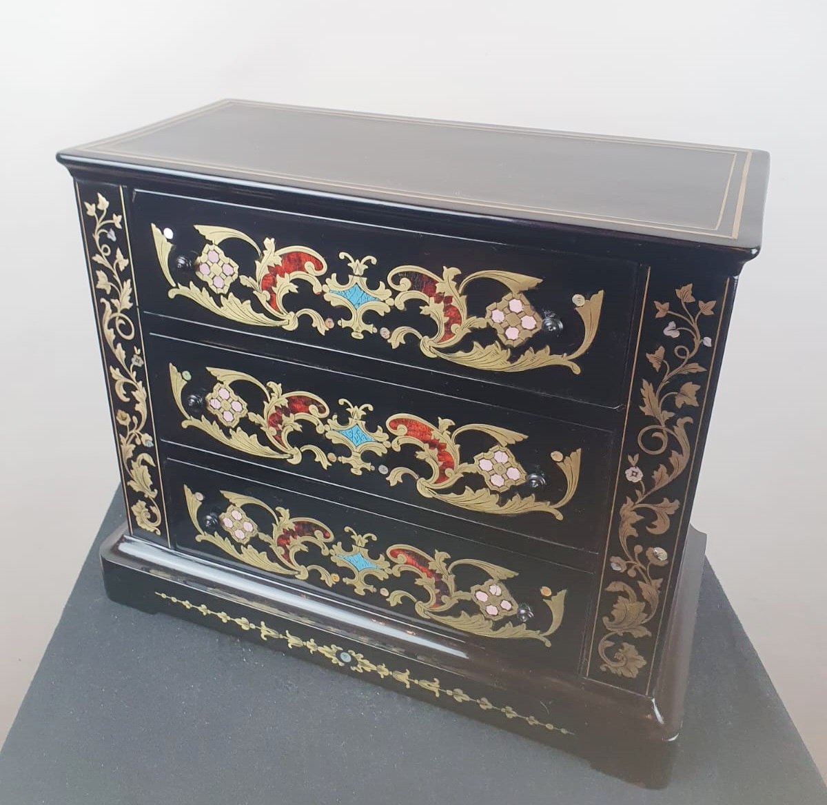 Napoleon III master chest of drawers 