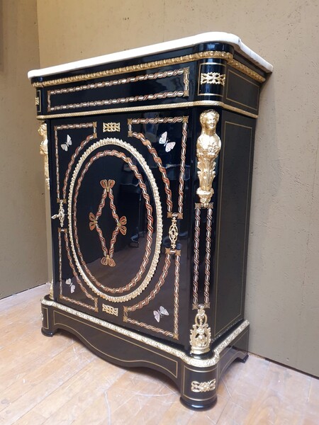 Napoleon III period dresser opening with 1 door