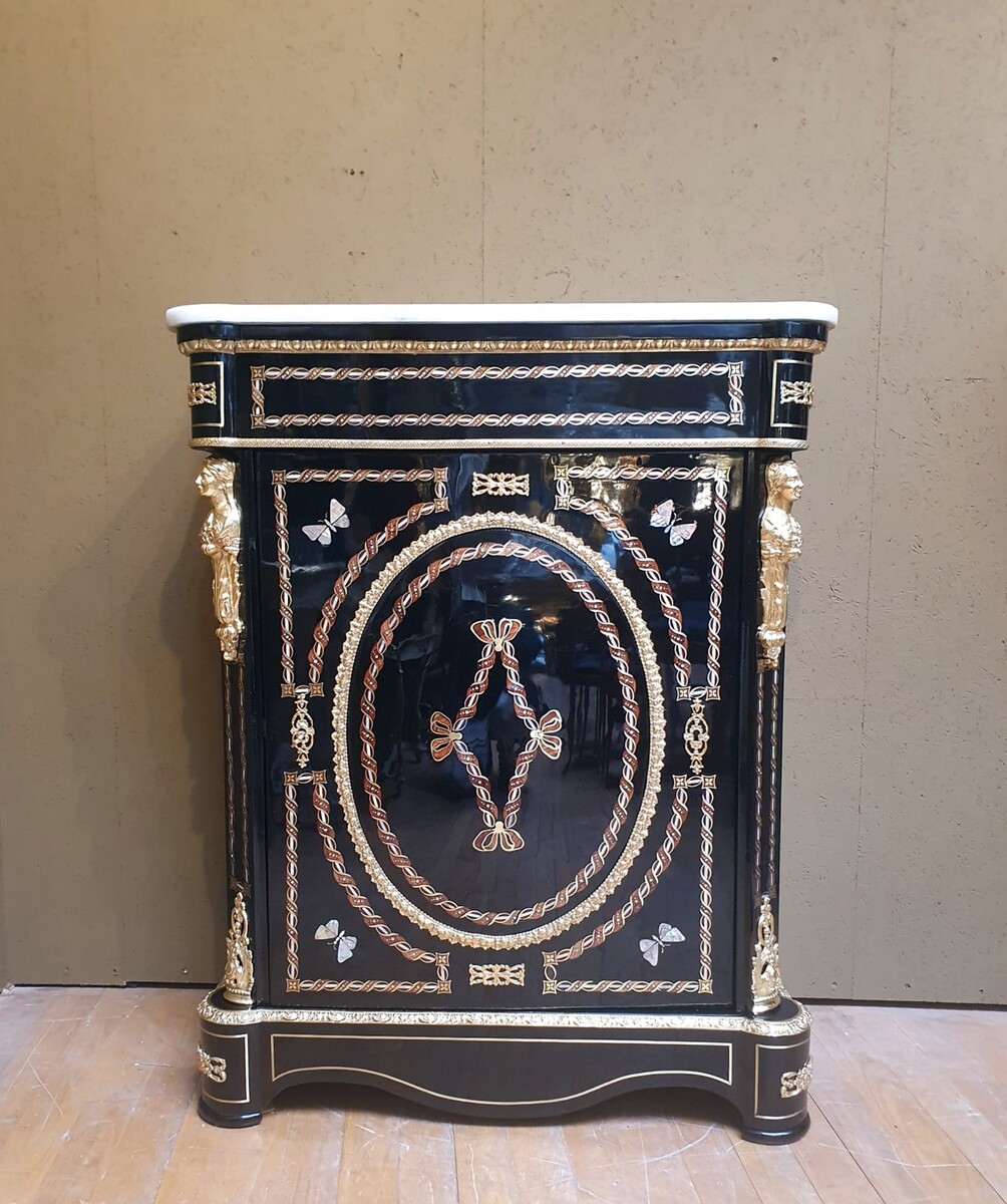 Napoleon III period dresser opening with 1 door