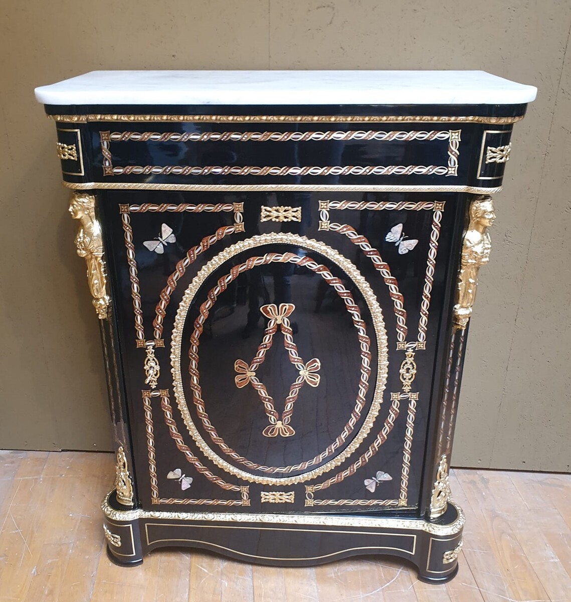 Napoleon III period dresser opening with 1 door