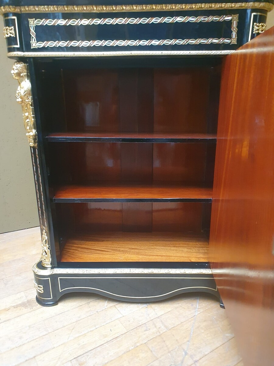 Napoleon III period dresser opening with 1 door