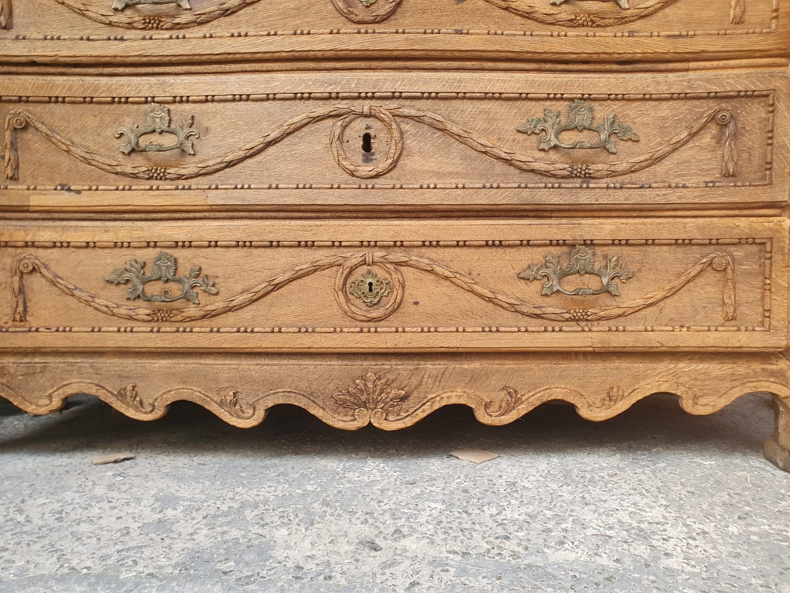 Oak chest of drawers opening with 4 rows of drawers, early 19th century