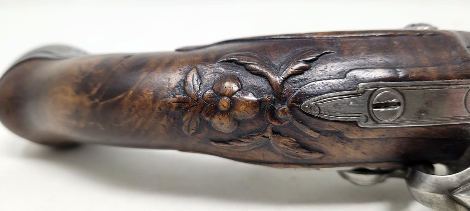 pair of civil flintlock pistols - iron mount with fine chiseling - signed and localized lock - barrel with large traces of gold decoration - carved wood at the thumb piece level - France +/- 1730 - perfect mechanical condition