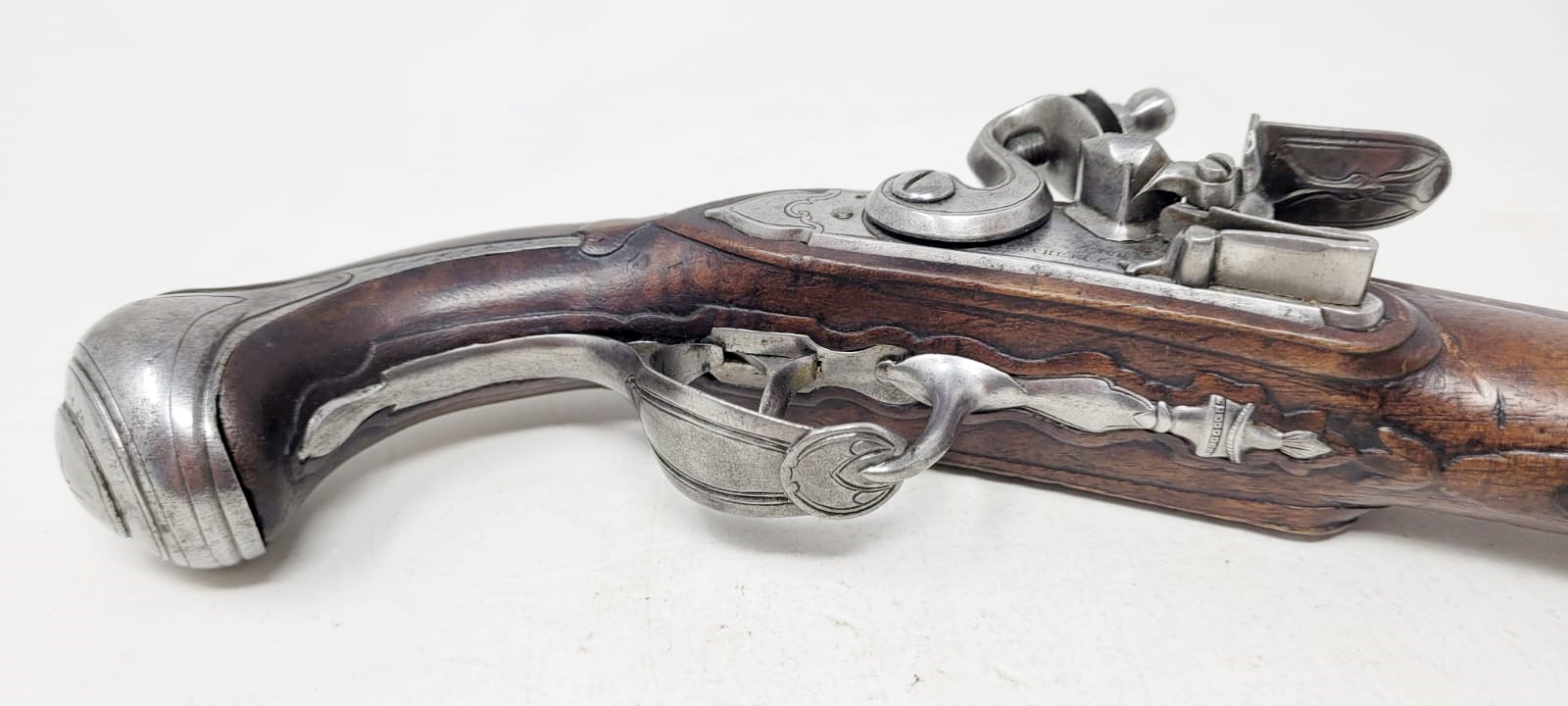 pair of civil flintlock pistols - iron mount with fine chiseling - signed and localized lock - barrel with large traces of gold decoration - carved wood at the thumb piece level - France +/- 1730 - perfect mechanical condition