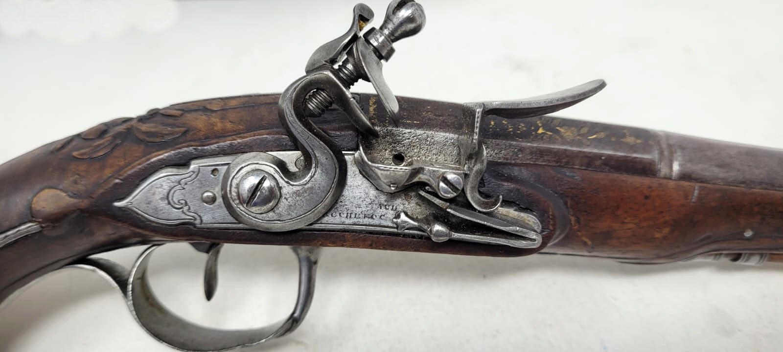 pair of civil flintlock pistols - iron mount with fine chiseling - signed and localized lock - barrel with large traces of gold decoration - carved wood at the thumb piece level - France +/- 1730 - perfect mechanical condition