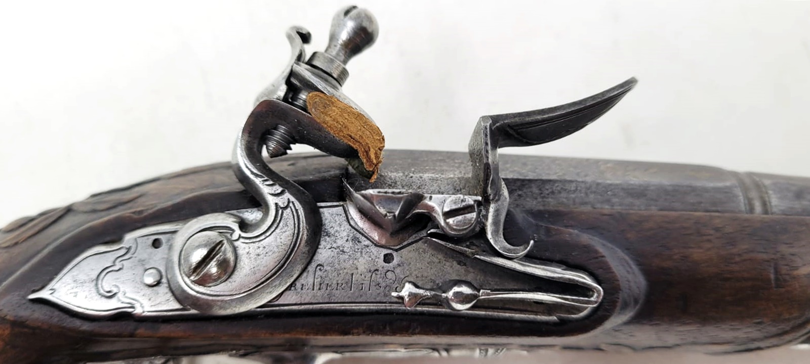 pair of civil flintlock pistols - iron mount with fine chiseling - signed and localized lock - barrel with large traces of gold decoration - carved wood at the thumb piece level - France +/- 1730 - perfect mechanical condition