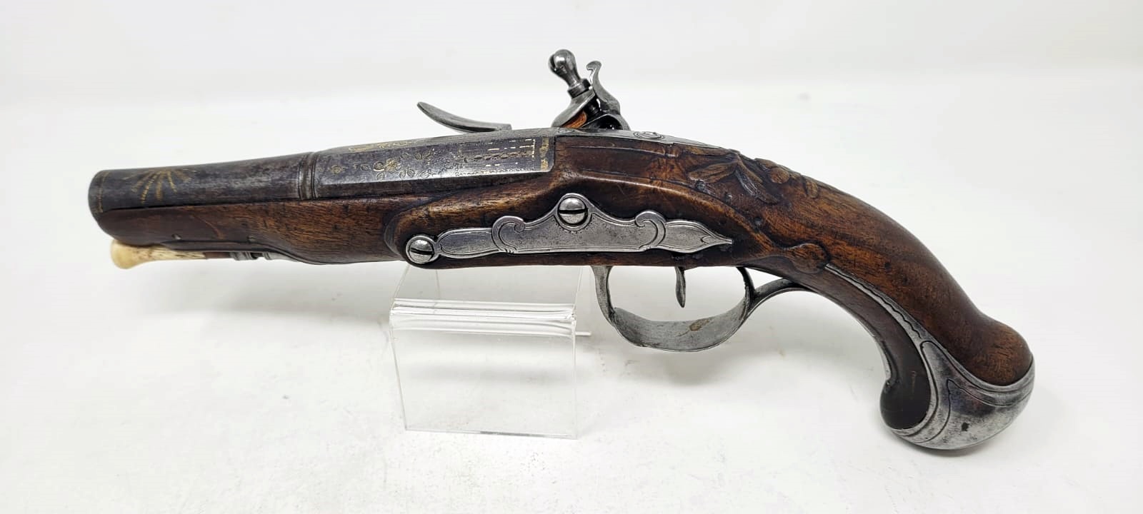 pair of civil flintlock pistols - iron mount with fine chiseling - signed and localized lock - barrel with large traces of gold decoration - carved wood at the thumb piece level - France +/- 1730 - perfect mechanical condition