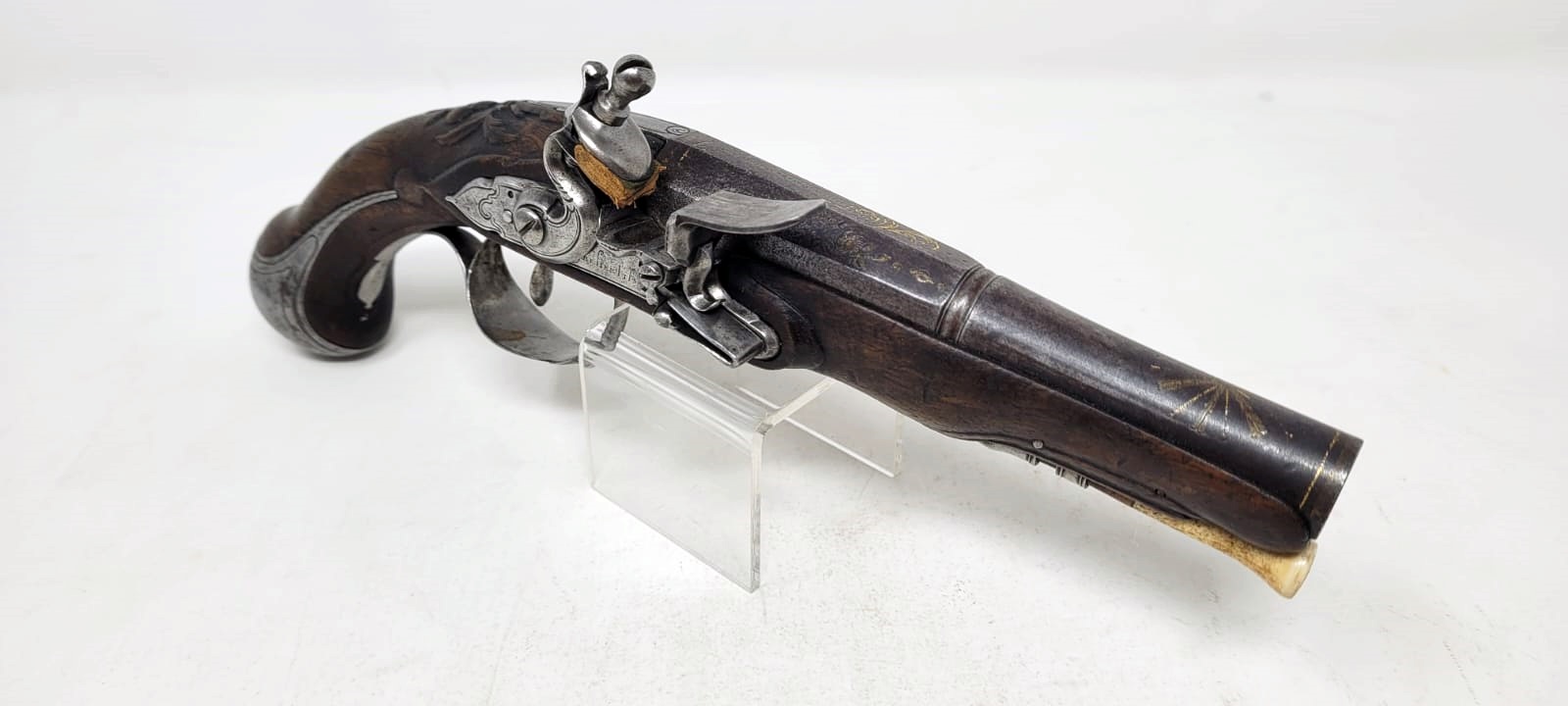 pair of civil flintlock pistols - iron mount with fine chiseling - signed and localized lock - barrel with large traces of gold decoration - carved wood at the thumb piece level - France +/- 1730 - perfect mechanical condition