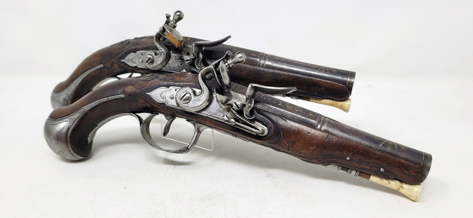 pair of civil flintlock pistols - iron mount with fine chiseling - signed and localized lock - barrel with large traces of gold decoration - carved wood at the thumb piece level - France +/- 1730 - perfect mechanical condition