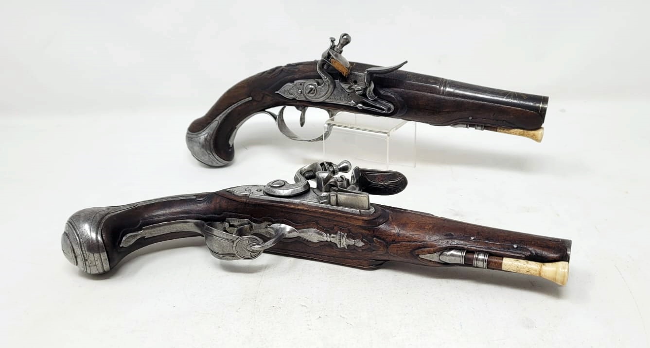 pair of civil flintlock pistols - iron mount with fine chiseling - signed and localized lock - barrel with large traces of gold decoration - carved wood at the thumb piece level - France +/- 1730 - perfect mechanical condition