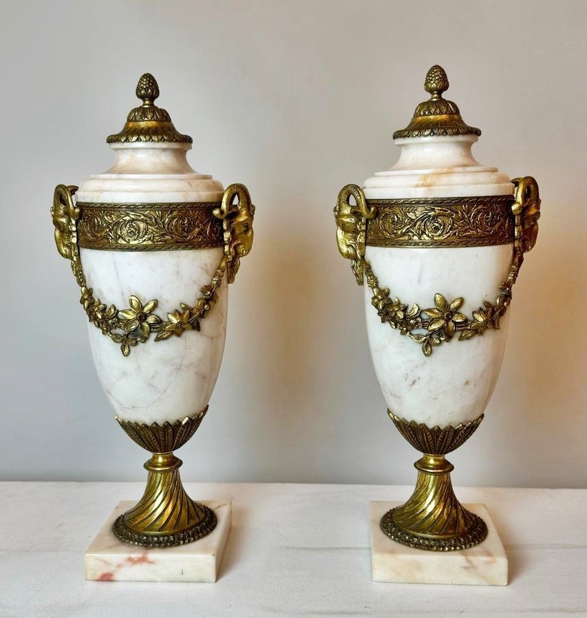 Pair of marble and bronze cassolettes - garland and goat heads decor