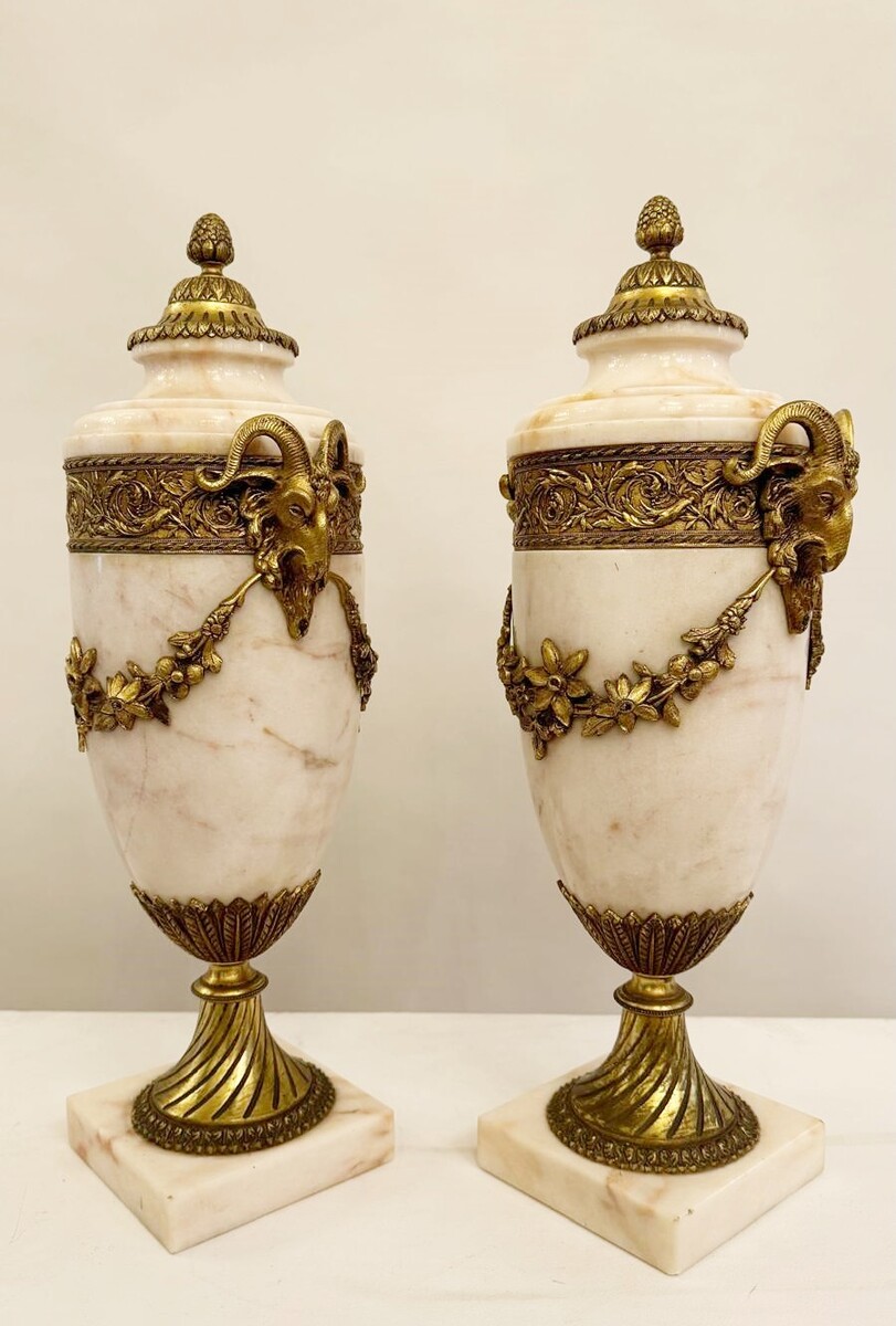 Pair of marble and bronze cassolettes - garland and goat heads decor