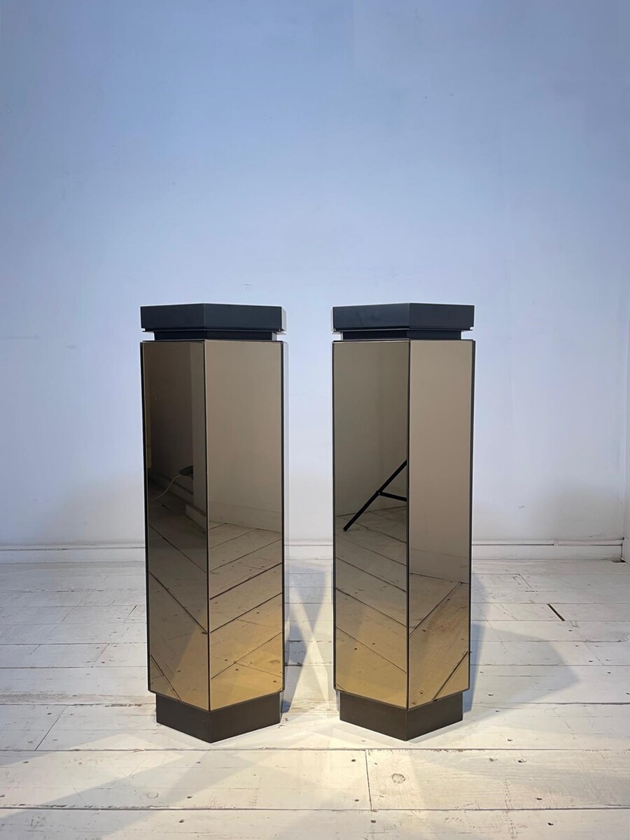 Pair of smoked glass mirror columns, black lacquered shelf from the 70s