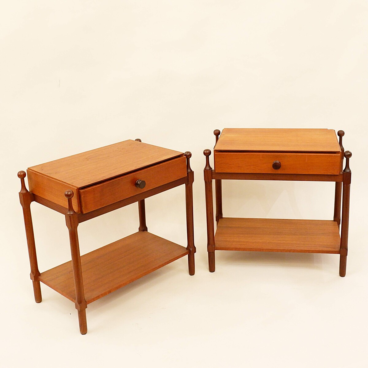 Pair of teak bedside tables - Fratelli Proserpio - circa 1960 - Italy