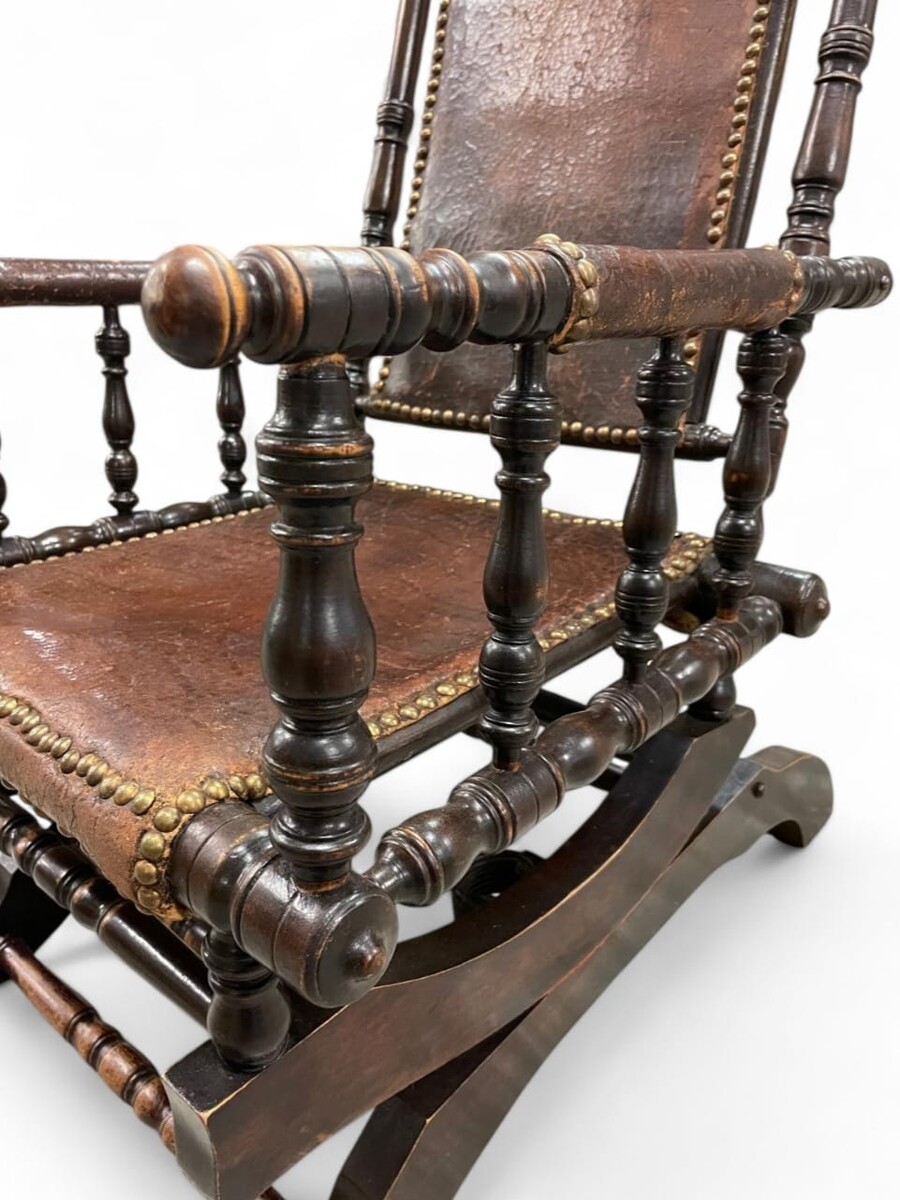 Rocking chair, patinated wood and leather, English work, late 19th century