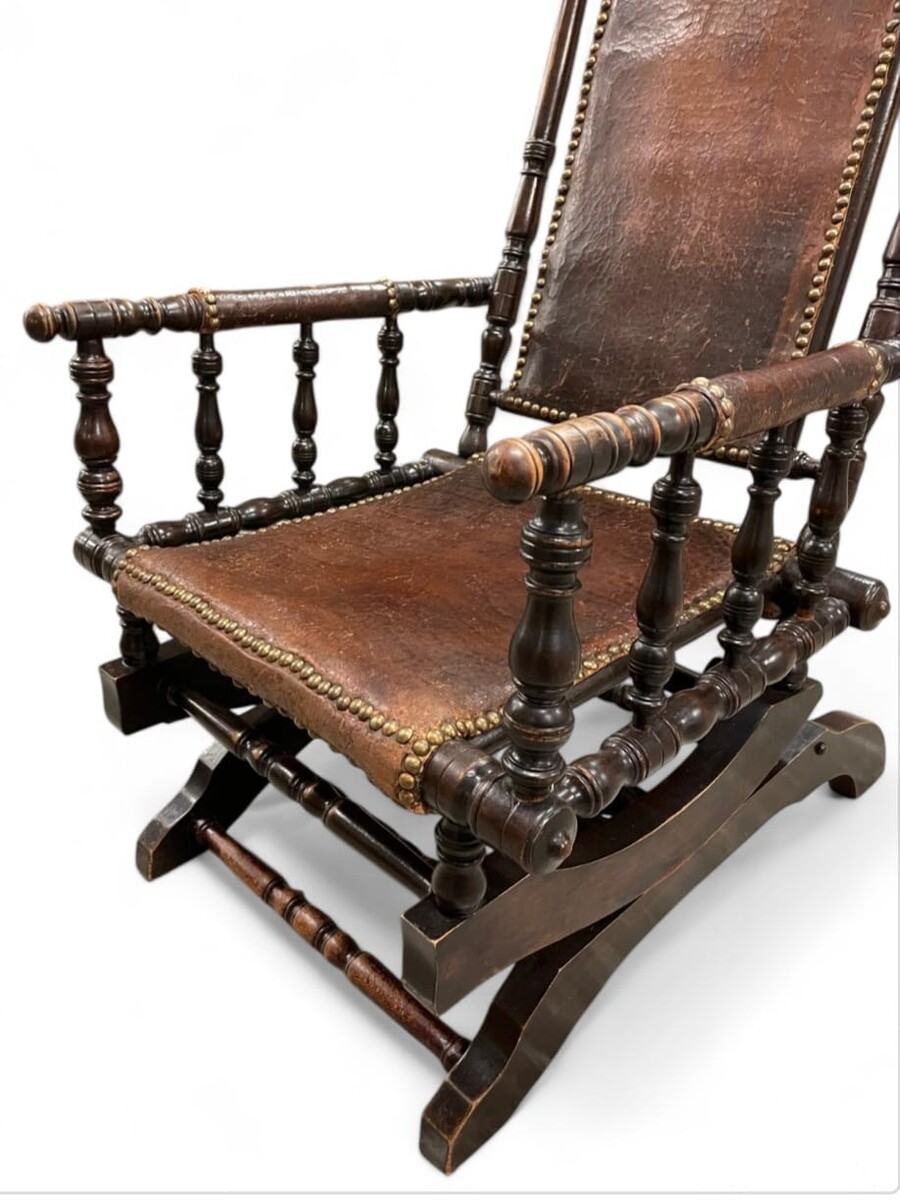 Rocking chair, patinated wood and leather, English work, late 19th century