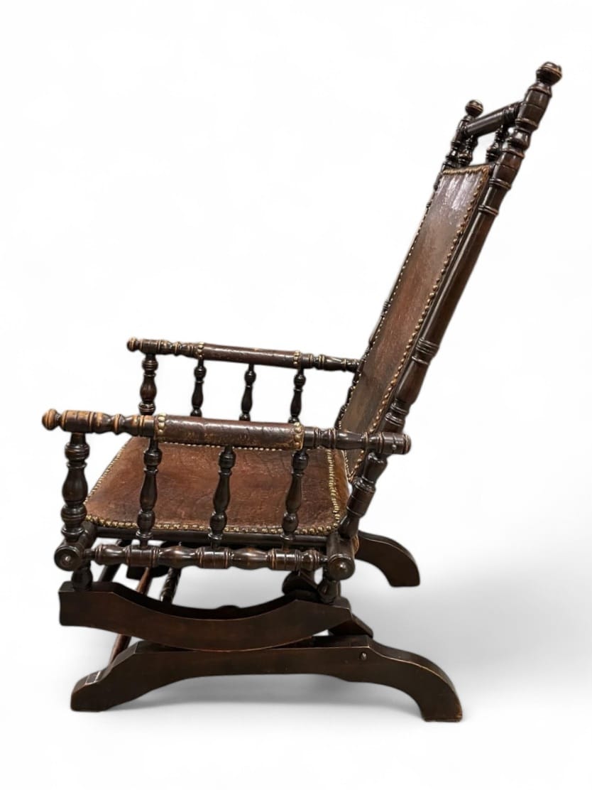 Rocking chair, patinated wood and leather, English work, late 19th century