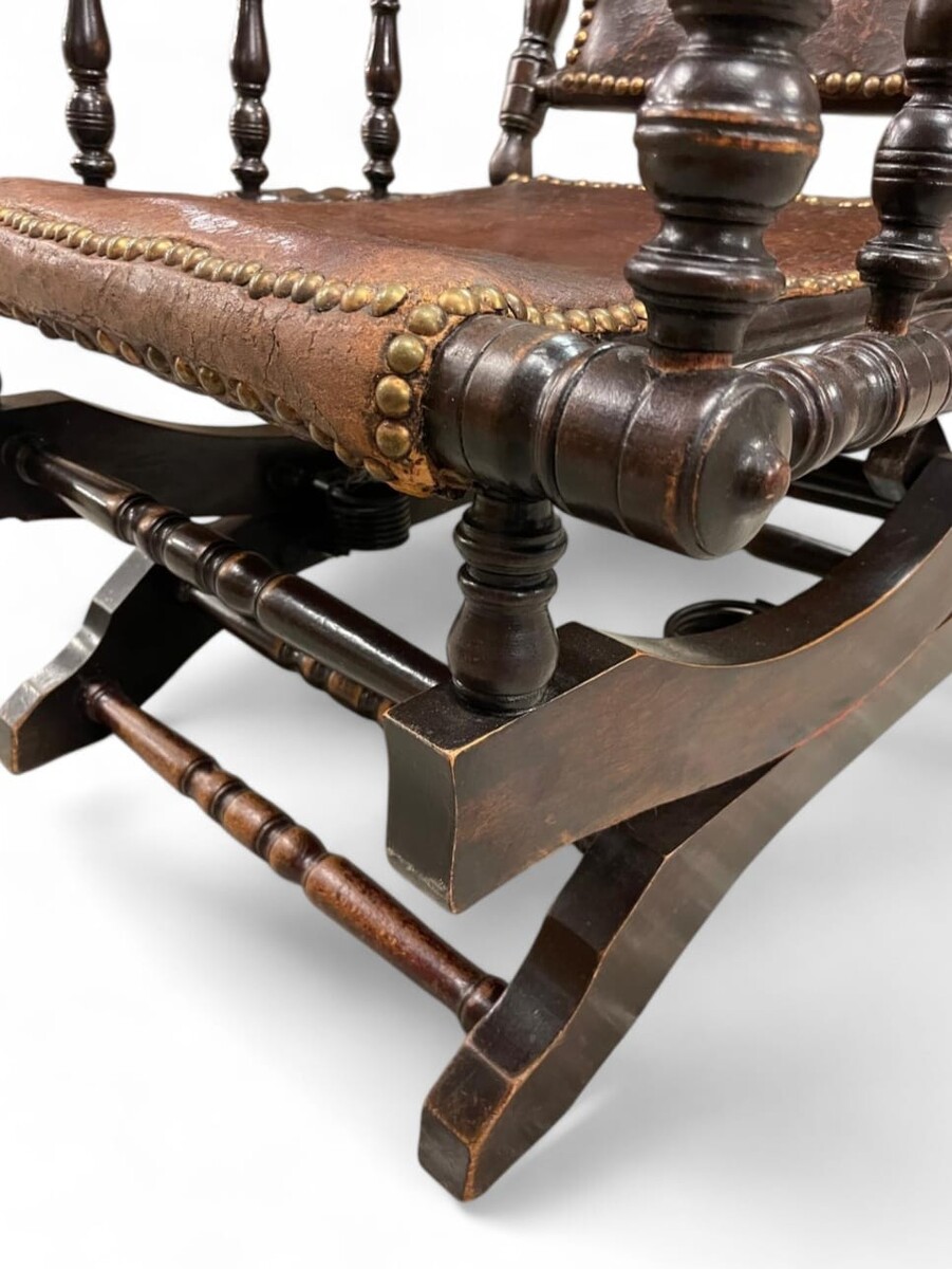 Rocking chair, patinated wood and leather, English work, late 19th century