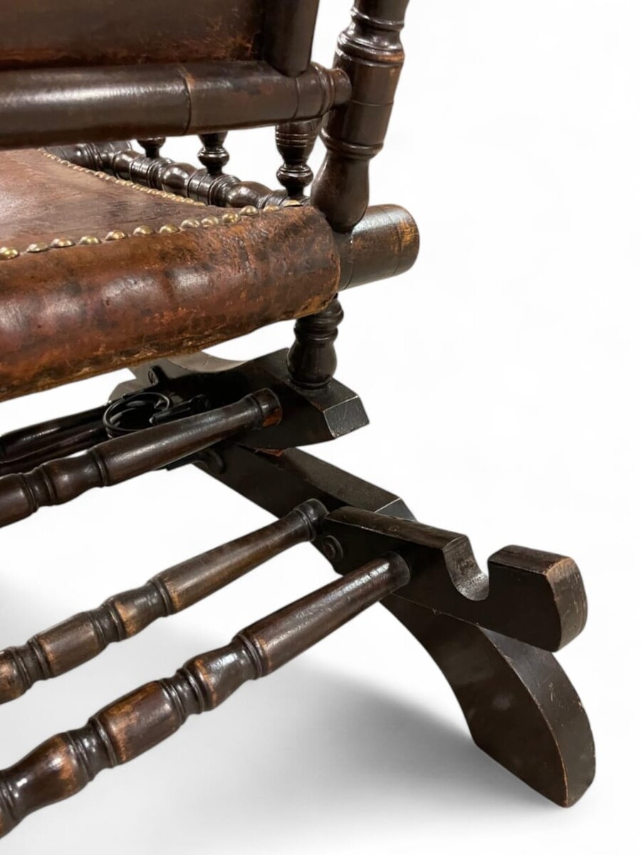 Rocking chair, patinated wood and leather, English work, late 19th century