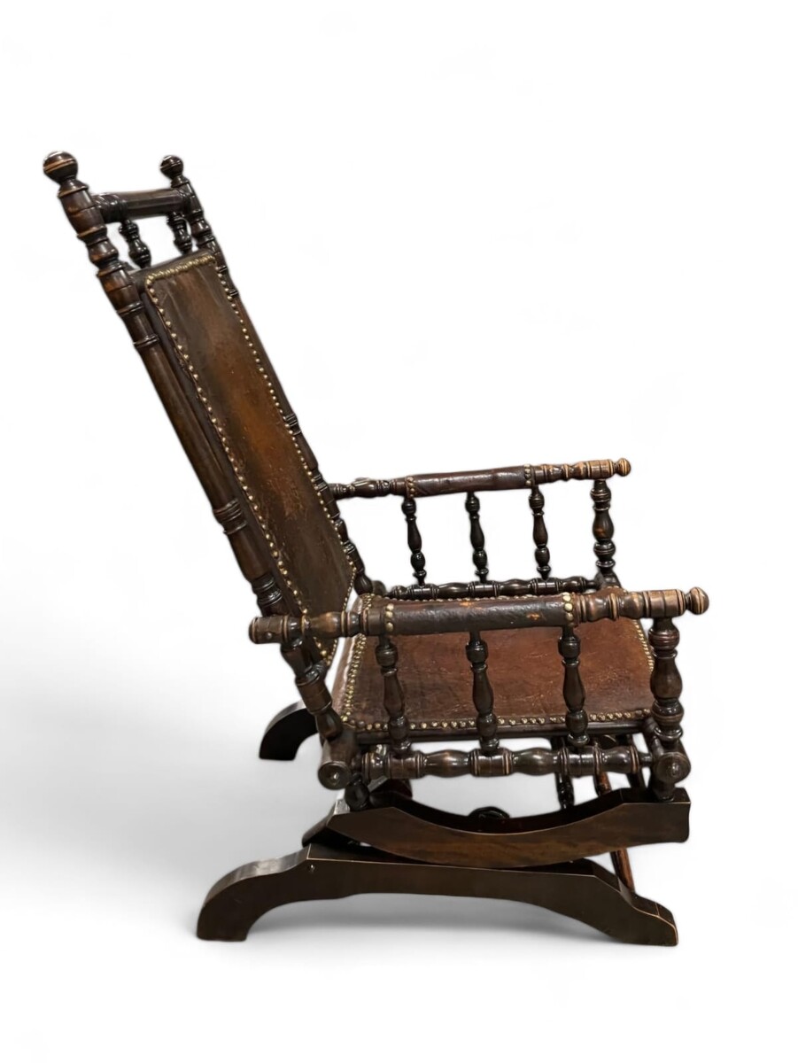 Rocking chair, patinated wood and leather, English work, late 19th century