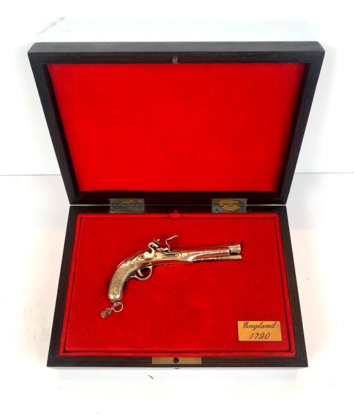 Small revolver (fictitious) in its case - silver