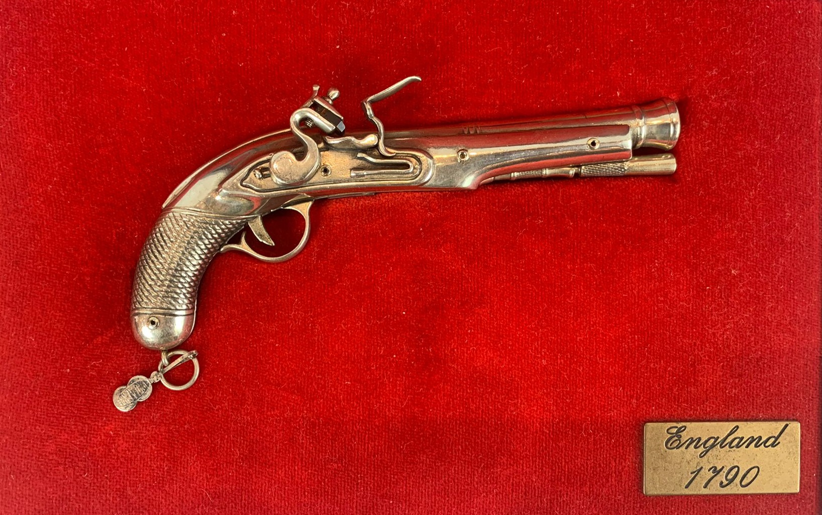 Small revolver (fictitious) in its case - silver