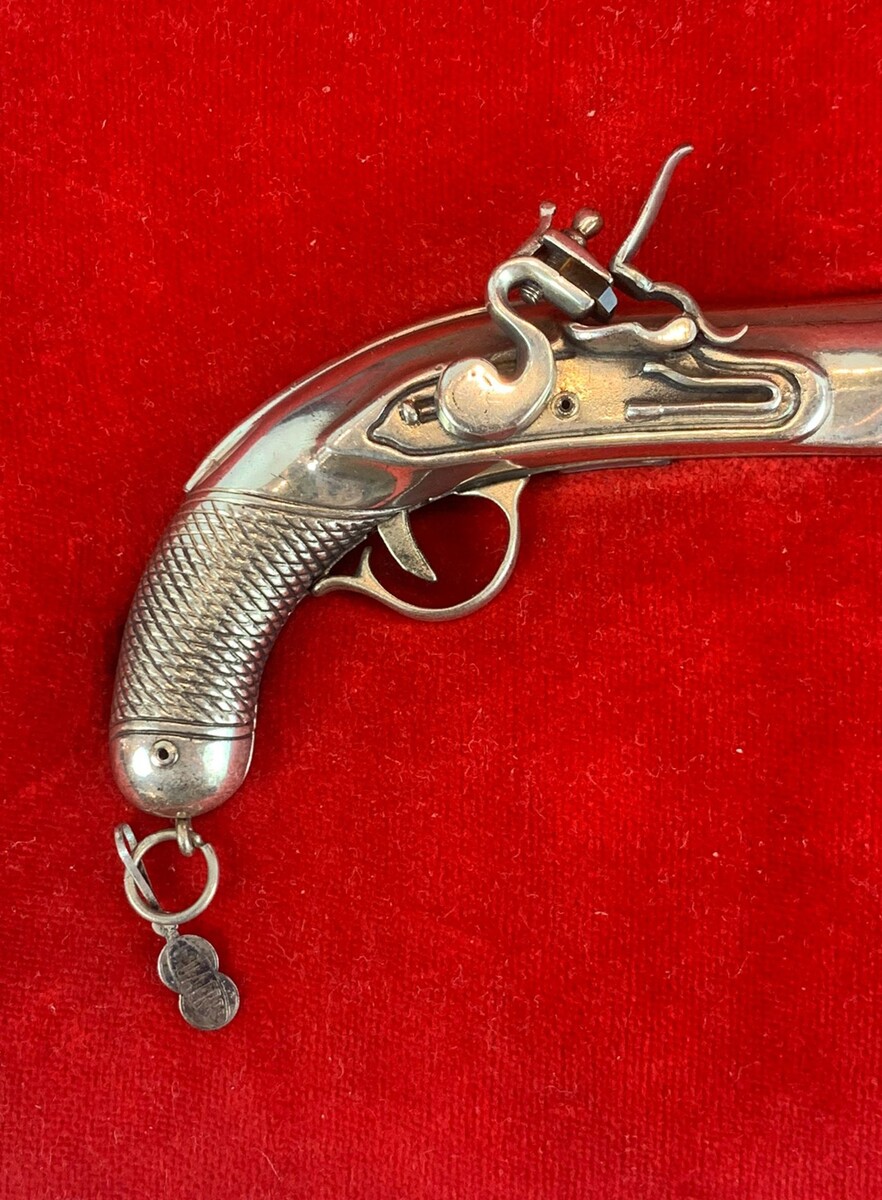 Small revolver (fictitious) in its case - silver